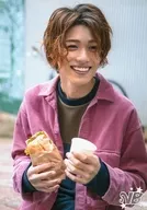 Toshiki Tateishi / Upper body / Costume : Pink, Blue, Beige, Right Hand Food, Left Hand Paper Cup, Eye View : Right, Logo : "VB" / "Toshiki Tateishi Visual Boy Limited 2 nd Batch of Bromide" 7-ELEVEN convenience stores Bromide Print