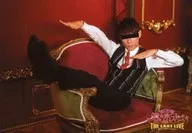 緒方雅史(甘王)/橫式·全身·坐姿·服裝黑·白·右舉·左手彎曲·角色擊球/舞台劇