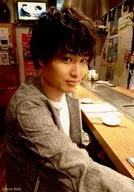 野津山幸宏/上半身衣服灰色白色右膝左手伸展身体向右/粉丝见面会