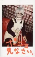☆ Jack Capper / English / Handwritten Message / Knee-Up / Sitting / Costume Black / White / Aprons / Left Elbow Rest / Sofa Red / Cosplay / Cheki