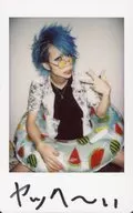 ☆傑剋・凱博/李九/親筆留言・膝上・坐・衣服黑・白・游泳圈・左手大拇指食指中指立・開腳・身體正麵・臉向右・露齒・視線正麵/生Cheki