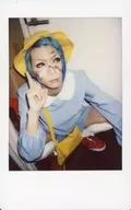 Jack Caper / Lee Kyu / Todo el cuerpo / Postura / Ropa azul claro / Amarillo / Sombrero / Dedo índice derecho / Mano izquierda extendida / Ojo derecho / Cosplay / Cheki crudo