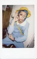 Jack Caper / Likyu / Acima do joelho / Sentado / Fantasia azul claro / Amarelo / Chapéu / Abertura da perna / Dobrar ambas as mãos / Polegar e dedo indicador / Wink / Cosplay/Raw Cheki