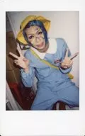 Jack Caper / Lee Kyu / Acima do joelho / Sentado / Fantasia azul / Amarelo / Chapéu / Pé aberto / Ambas as mãos / Sorriso / Dentes / Cosplay/Raw Cheki