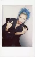 Jack Capper / Li Que / Knee-Up / Sitting / Costume Navy / Beige / Yukata / Left-Handed Cheki Holder / Both hands Middle Finger Holder / Mouth Opening / Camera Line of Eyes / Live Cheki
