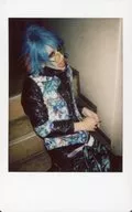Jack Capper / Li Qiu / Knee-Up / Sitting Costume Black / White / Blue / Green / Sunglasses Yellow / Both Hands Bent / Facing Right / Eye View / Opening Mouth / Stairs / Fresh Cheki