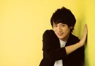 Toshihiro Shirakase / Horizontal ・ Bust up ・ Costume black ・ white ・ right-hand wall ・ Background yellow / Recitation performance "This is nothing. ~ Story of Shinichi Hoshi ~" cast bromide
