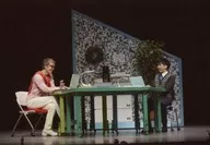 THE CONVOY/館形比呂一・帶金遼太/現場照片・橫型・全身・服裝紅・黑・白・坐・麵向・桌子・筆記本電腦/THE CONVOY SHOW vol.38