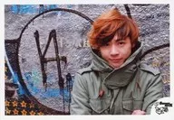 SECRET GUYZ/諭吉/横型・バストアップ・衣装緑・モッズコート・口閉じ/公式生写真