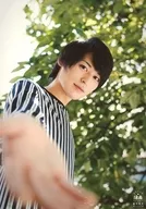 剧团番町BOYS☆/菊池修司/上半身衣服黑・白・条纹・俯视・身体右向・右手伸出/正式生写真