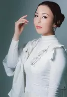 伊藤惠美/上半身衣服白色，向左，右舉，背景灰色/DVD預約特典明信片