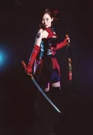 Wakana Kimura / Whole body, costume red, black, body facing right, right hand sword, left hand sheath, background black, blue / DVD "Pius Kikaku 『 モナルコマキ - Ishikawa Goemon Iitan - 』" reservation privilege bromide