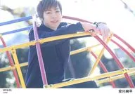 安川純平/横型・上半身・衣装黒・両手ジャングルジム・「2016.03」/フューチャーシリーズ 安川純平ブロマイド～2016年2月～