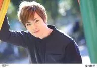 安川純平/横型・バストアップ・衣装黒・右手上げ・「2016.03」/フューチャーシリーズ 安川純平ブロマイド～2016年2月～