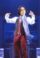 增田裕生(瞬平)/现场照片·膝上·服装黑·红·白·披肩紫·两手举起·视线左/舞台上