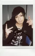 ☆HERO/尽/带亲笔签名・上半身・服装黑・帽・坐椅・两手二本指立・脖子倾斜/生Cheki