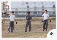 V6 / Gather (3 persons) / Horizontal, Whole body, Costume white, grey, Tsunagi, Okada right hand raised, Background, Outdoor, Background of PV "Spirit" / Official Official photo