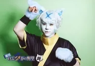 Yuta Higuchi (Shalto bi Sasuke) / Horizontal, Bust up, Costume black, yellow, Both hands lifted, Background green, Character Tomoshot / Stage "Nobunya no Nozoni" Bromide