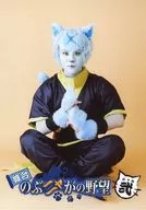 Yuta Higuchi (Shalto bi Sasuke) / Whole body / Costume black / yellow / Sitting / Background beige / Character Tomoshot / Stage "Nobunya no Nozoni" Bromide