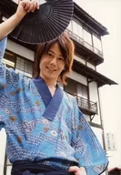 根本正胜/上体衣蓝色和服装和服右手翻扇左手腰牙齿展示/官方生写真