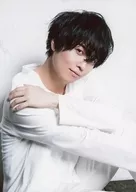 齐藤壮马/上半身・服装白・坐・右向・左肩・脖子倾斜・背景白・2L尺寸/"齐藤壮马1 st Live"quantum stranger(s)"明信片SET A