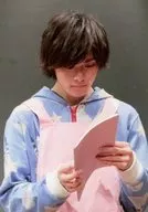 福井啟太/現場攝影·服裝藍色·粉色·圍裙·星星圖案·雙手劇本·視線手邊/舞台上生寫真