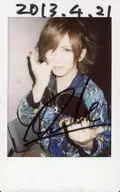 ☆ Cameleo / Daisuke / Handwritten autograph / With message / Upper body / Costume blue / yellow / Right hand little finger nose / Left hand 3 pieces / "2013 4.21" / Fresh Cheki