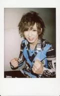 Kameleo / Daisuke / Bust up / Costume light blue / black / white / Left facing / Bending both hands / Goo / Smile / Show teeth / Raw Cheki