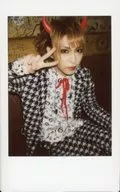 龟甲/HIKARU/膝上・坐姿・服装黑・白・千鸟纹・红・向右・左手下・右手和平・闭口/生Cheki
