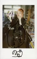 ☆ サウイフモノ / nono / Autograph, Message, Whole Body (Tarumi Cut), Costume Black, Leopard Pattern, Left Facing, Right Hand Magazine, Right Hand Purse, Mouth Part / Fresh Cheki