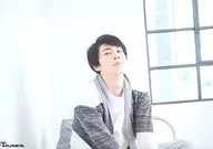鲇川太陽/橫型・上半身・服裝白色・灰色・向右・抬頭・logo/鲇川太陽生日活動L紙規格:89×127mm明信片SET 1