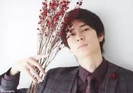 Ayukawa Sun / horizontal, bust up, costume gray, check pattern, right hand plants, white background, logo "T. PLANETS" / Ayukawa Sun Birthday Event "Birthday Party 2020 with SehineS" sheet of paper measuring 89 × 127mm Bromide Set 9
