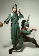 Kenichi Yumoto (Senzo Tachibana), Suguru Kimura (Koheita Shichimatsu) / Whole Body, Costume Green, Kimura Crouching, Facing Right, Both Hands Weapon, Background Gray, Tomoshot Character / "Musical 『 Nintama Rantaro 』 10th Re-run ~ This is the Great Ninja Sports Festival! ~" Bromide