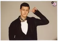 U-KISS/Eli/橫型・上半身・服裝黑・白・左手食指臉・logo/a-nation'16 FC限定生寫真