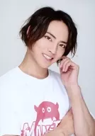 土井一海/バストアップ・衣装白・Tシャツ・右向き・左手上げ・背景白/舞台「MONSTER LIVE シーズン2～今回からモンステって名乗ってもいいですか？～」キャストブロマイドA