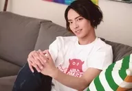 土井一海/橫型・膝上・服裝白色・T恤・坐位・左向・雙手套/舞台劇