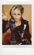 Royz / Subaru / Upper Body / Costume Black / White / Right Hand Piece / Mouth Closed / Background Beige / Raw Cheki