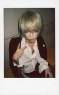Jack keper/Chokko/膝上·坐姿·服裝黑白·上衣肩背·右肩·左膝·背景灰色/生Cheki
