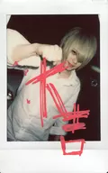 ☆ Axkey/AST /' Daikichi' with handwritten message, upper body, white shirt, facing right, right hand fist, lower left hand, camera eye view / live cheki