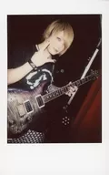 Axkey/AST / Above the Knees, Costume Black / White, Left Hand Guitar, Right Hand Index Finger Little Finger Stand, Right Side, Curtain Red / Live Cheki