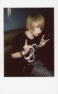 Axkey/AST / Above-the-knee, Sitting, Costume Black / White, Double Pointing Finger / Little Finger Stand, Facing Right, Footwork, Half Mouth Open, Eye Right / Live Cheki