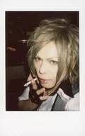 NEVERLAND/琥珀/翻臉·服裝白色·灰色·黑色·朝左·右手香煙·相機視線/生Cheki