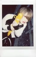 Axkey/AST / Above-the-knee / Costume black / white / Crouching / Both hands pole / yellow / Facing right / Camera line of sight / Mouth opening / Showing teeth / Raw Cheki