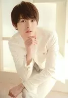 Kosuke Yuma / Above-the-knee ・ Costume ・ White ・ Sitting ・ Right hand chin ・ Background ・ White / "Kosuke Yuma Fan Appreciation Event 2 Days in Osaka" Goods Sales Official photo