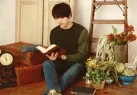 游马晃祐/横型・全身・绿色服装・坐姿・双手・视线下方/"晃祐游马粉丝感谢活动2 days in大坂>商品销售生写真