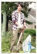 Eiten Sato / Whole body, costume white, purple, check pattern, both hands shovel, under eyes / Film "Melody to Kimi" Theatre sales Official photo