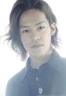 小野賢章/臉朝上・衣服黑色・兩手垂下・背景白色/電影生寫真