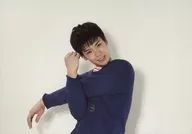 秋泽健太朗/横式·上半身·深蓝色·右手弯曲·胳膊交叉·脖子倾斜·背景白/官方明信片