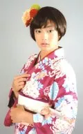 伊藤健太郎/膝上・服装粉色・和服・身体向左・两手的前面・尺寸(约90×140 mm)/Marubell堂Promide
