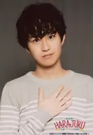 Tomohiro Yamada / Bust up, costume gray, white, stripe, right hand chest, front facing, background black / Recitation play "HARAJUKU ~ Tenshi ga Kureta Nanakai ~" Bromide